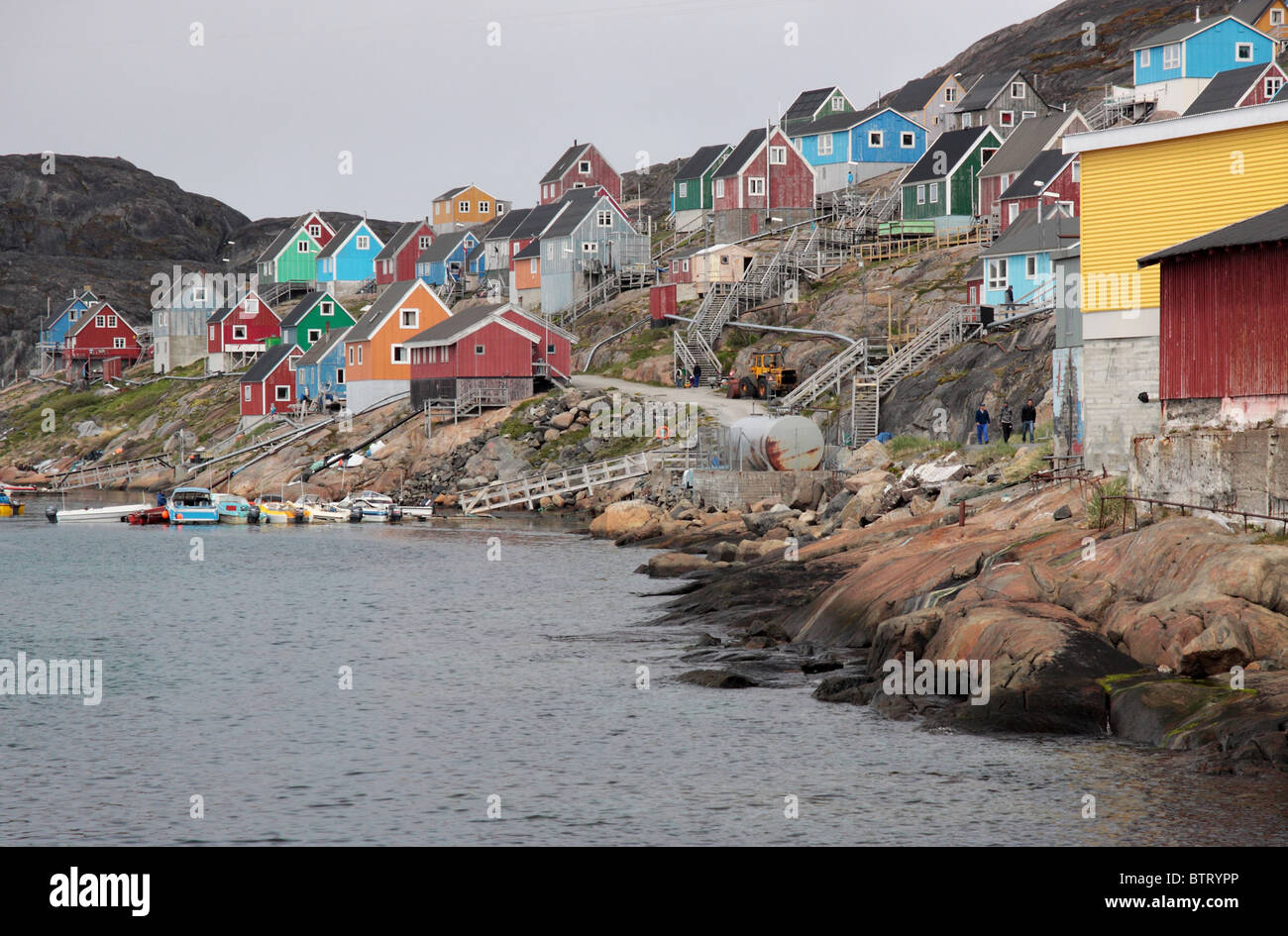 Villaggio sulla costa della Groenlandia Foto Stock