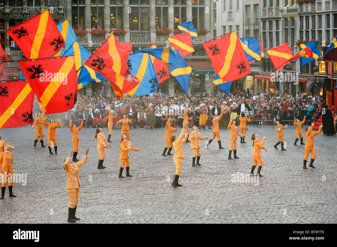 Giochi di bandiera durante la Ommegang, Bruxelles, Belgio Foto Stock