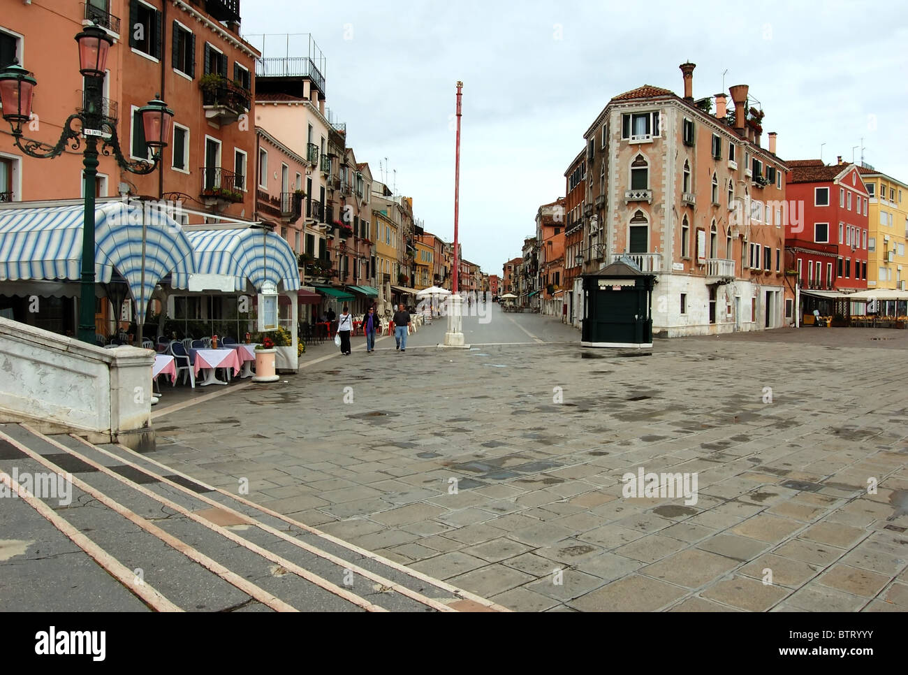 Quando l'ultimo ponte è attraversato prima di girare a sinistra ed entrare in Via Garibaldi, tra San Marco e giardini, Venezia Foto Stock