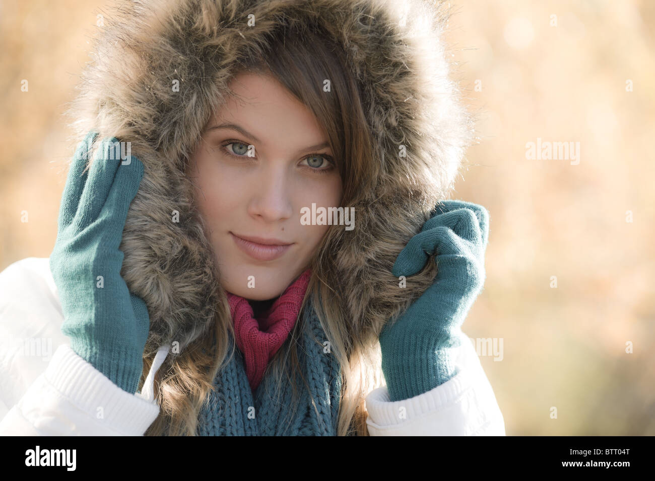 Inverno - moda donna con cappa di pelliccia e dei guanti di protezione al di fuori, dissaturato colori Foto Stock