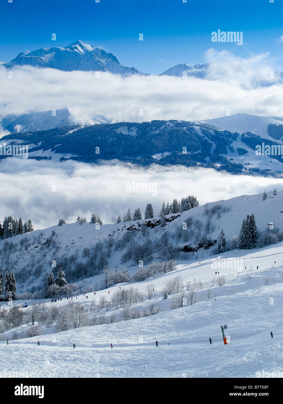 Mont Blanc piste da sci e a valle come visto da Combloux le Alpi francesi Foto Stock