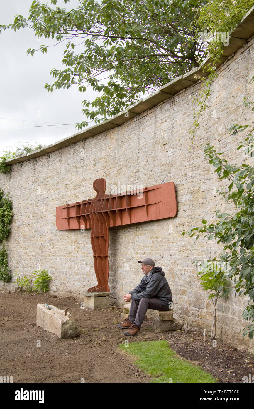 Un modello di Antony Gormley scultura Angelo del Nord nel giardino di Eggleston Hall, Teesdale, County Durham Foto Stock