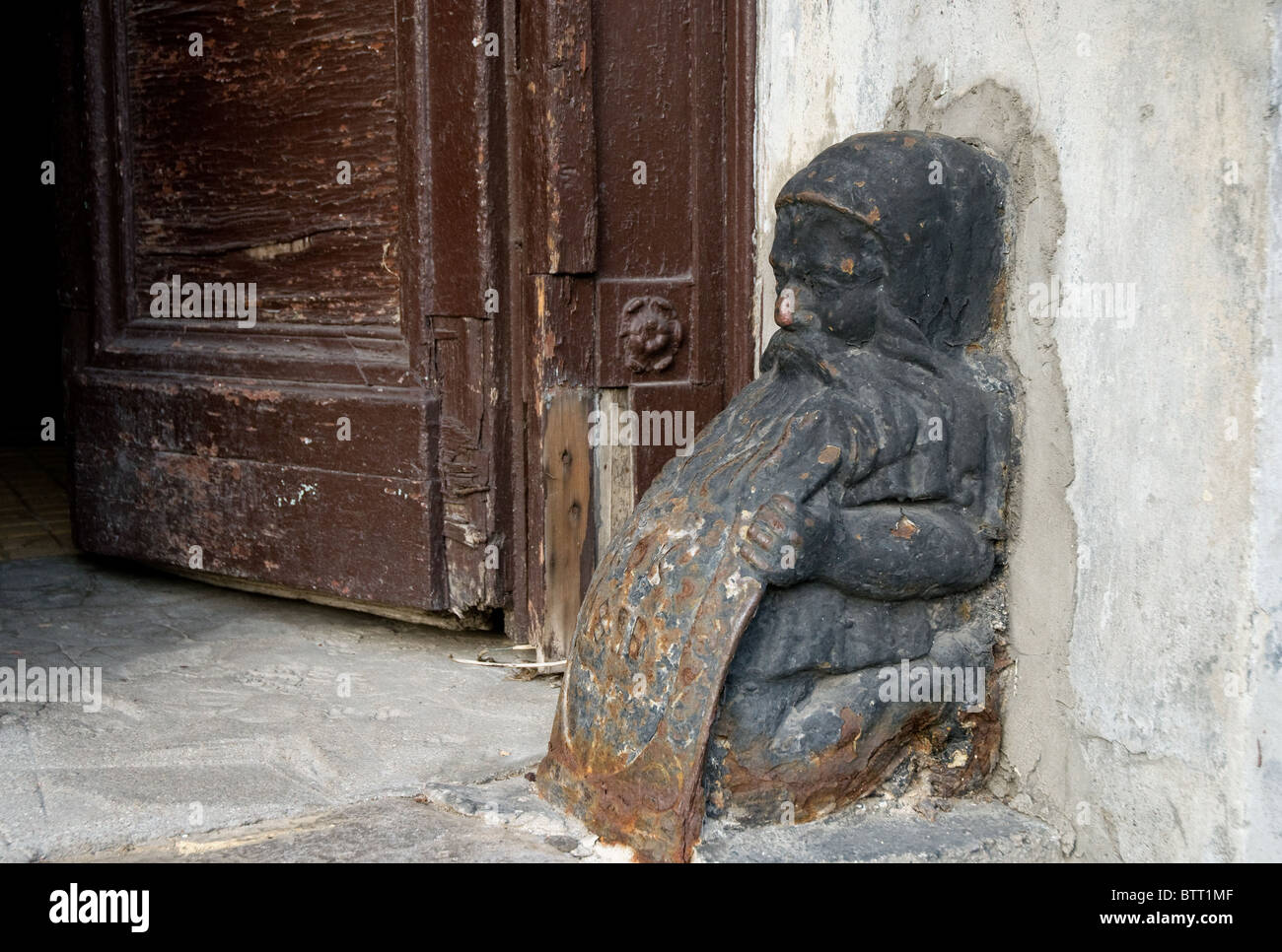 La nana in ferro figura seduta nelle porte Foto Stock