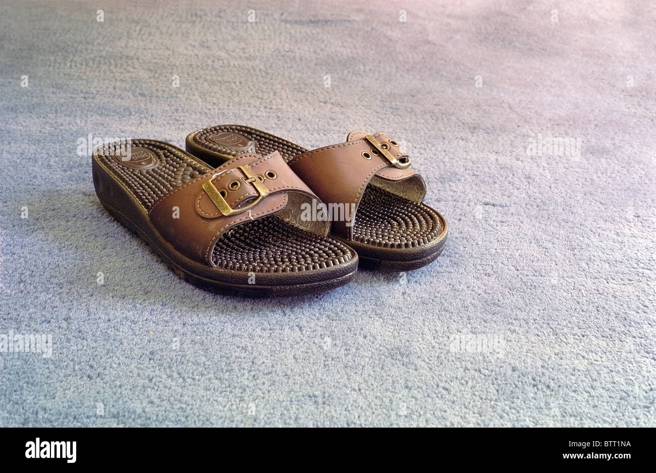 Coppia di Womens Open Toed sandali su un tappeto Foto Stock