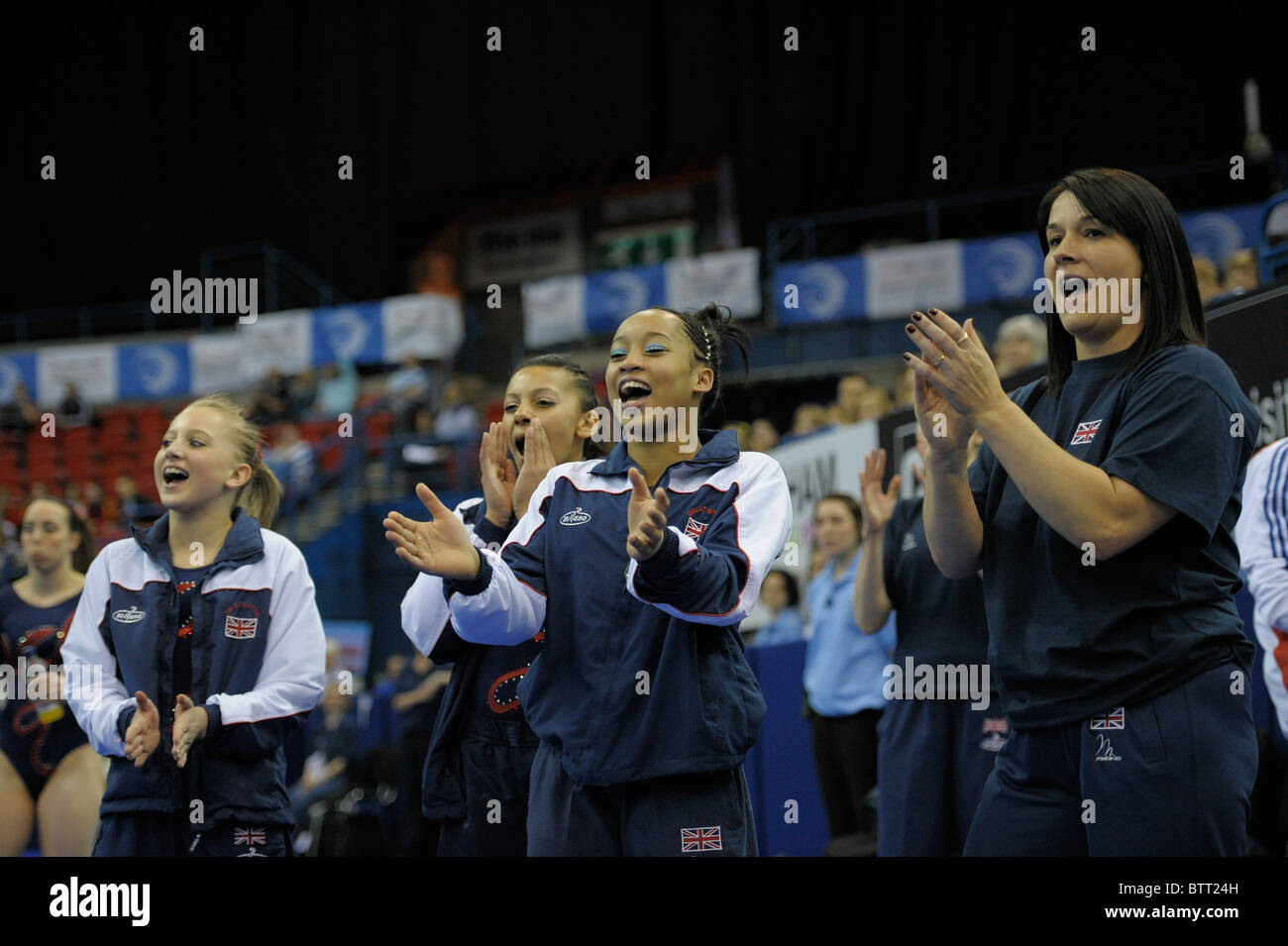 1.5.10 europeo campionati di ginnastica .Senior Team finali.Il team di GB tifare per Beth Tweddle. Foto Stock