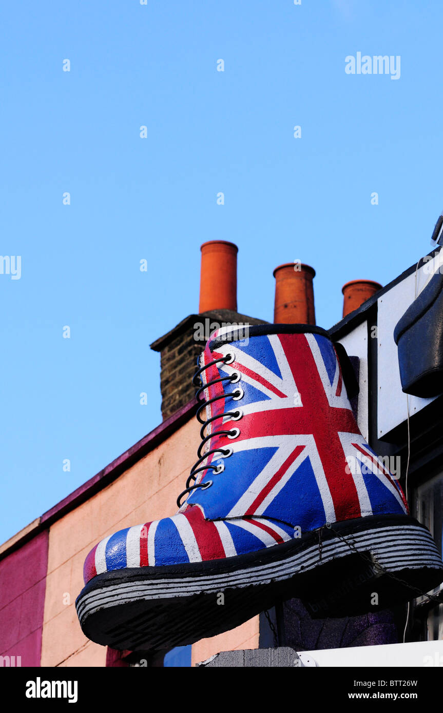Un gigante di Unione Jack Dr Martens boot al di sopra di un negozio a Camden High Street, London, England, Regno Unito Foto Stock