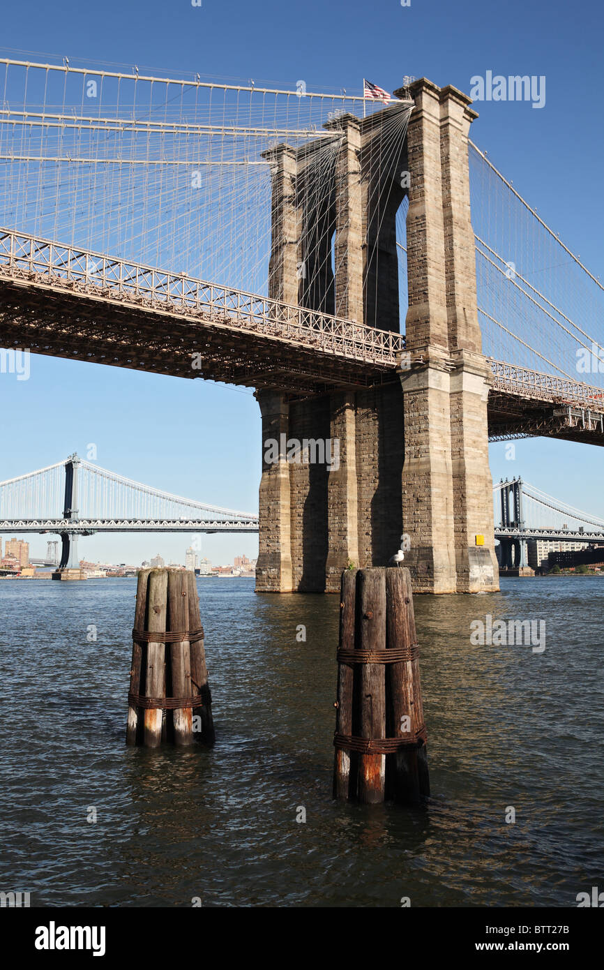 La torre nord (Manhattan) laterale del ponte di Brooklyn, sullo sfondo il Manhattan Bridge. New York. Foto Stock