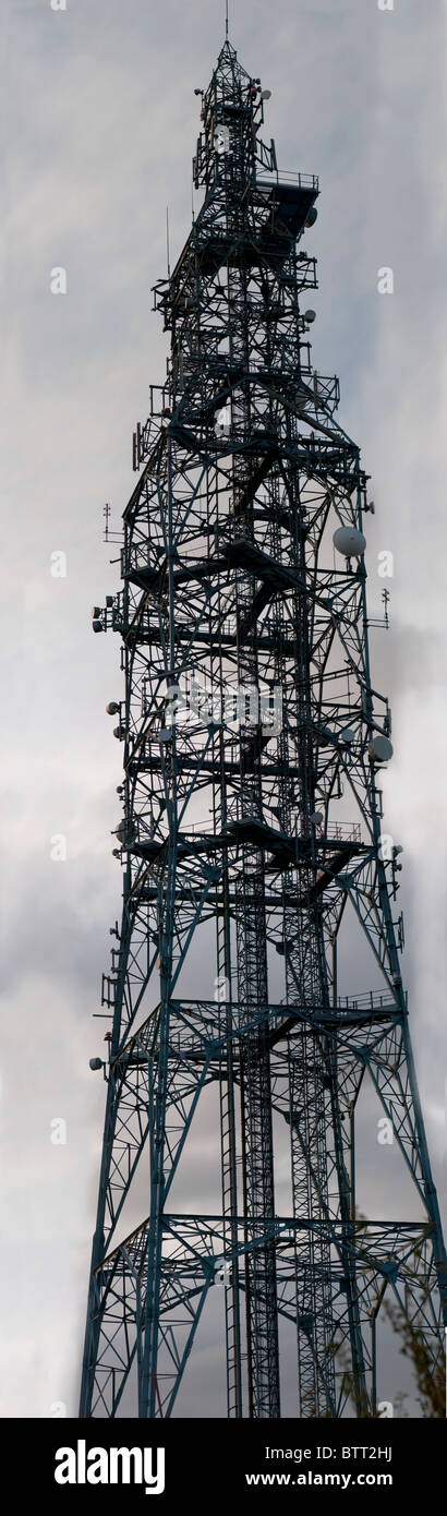 Complesso di comunicazione massiccia torre con montanti in acciaio e Piatti Microonde. Foto Stock
