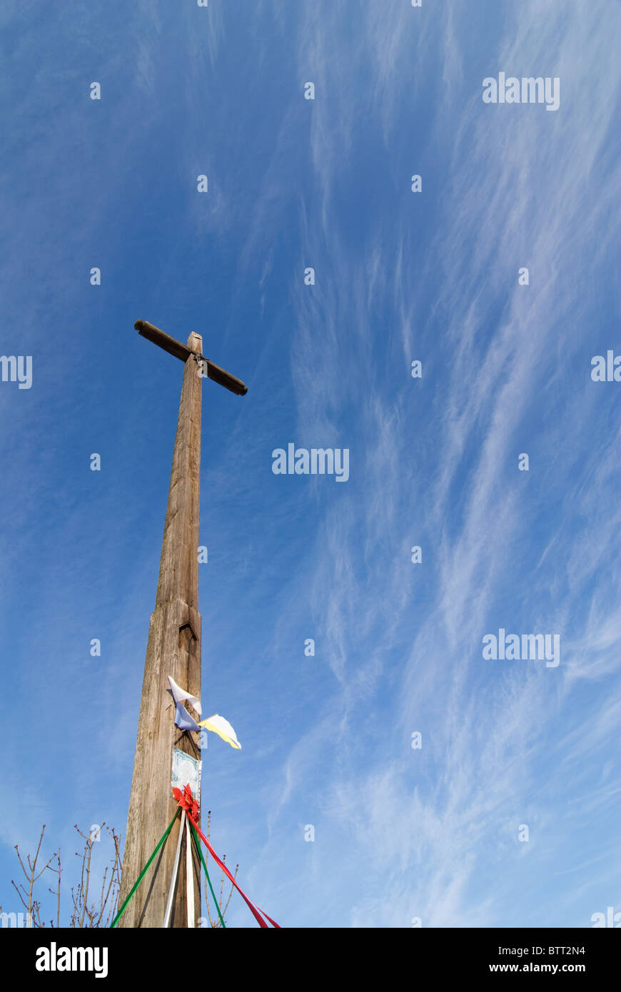 Vecchia croce sul cielo blu con nuvole cirrus Foto Stock