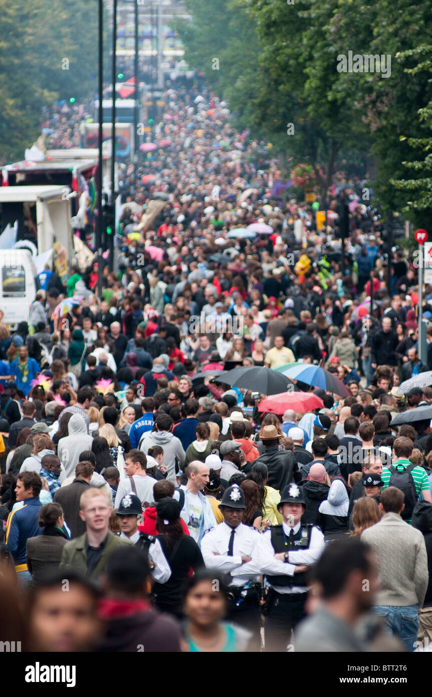 I poliziotti in un affollato Labroke grove al carnevale di Notting Hill 2010 Foto Stock