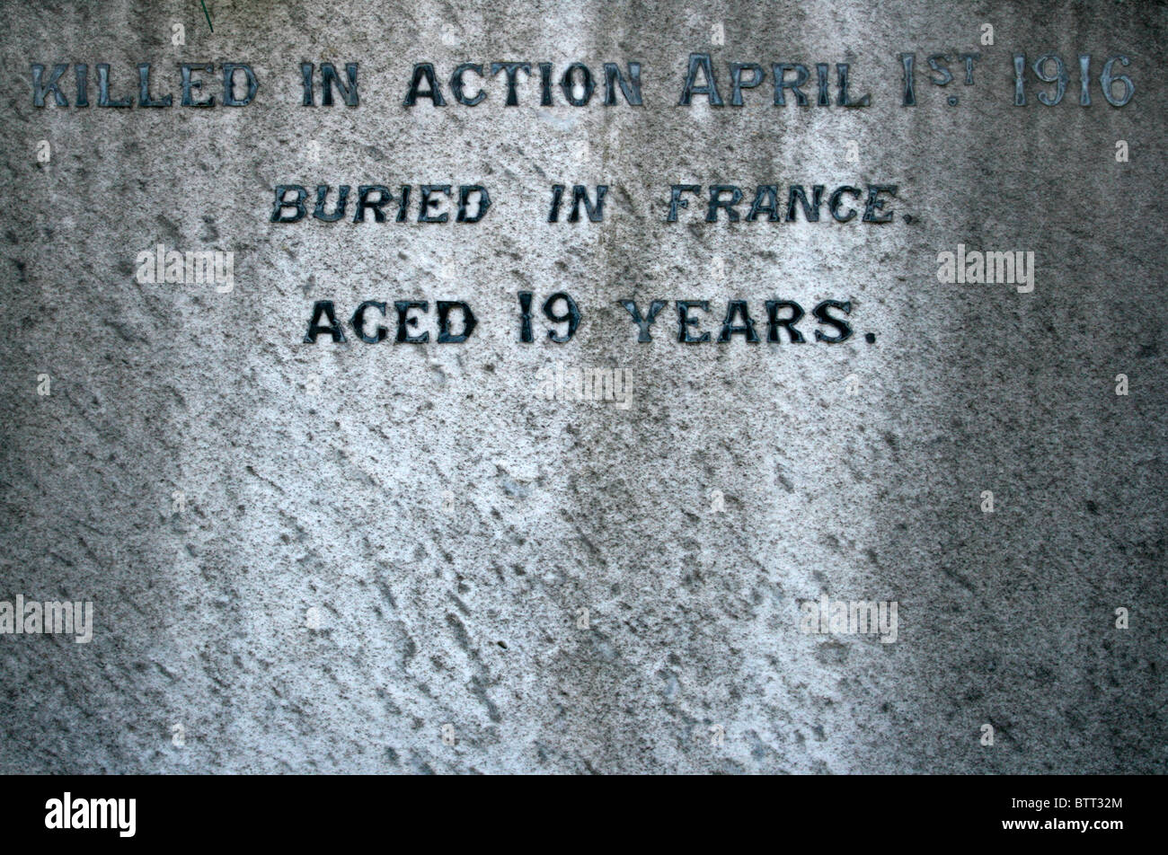 Una tomba di pietra con un toccante ricordo di un giovane vita persa in Francia, 1916. Solo 19. Foto Stock