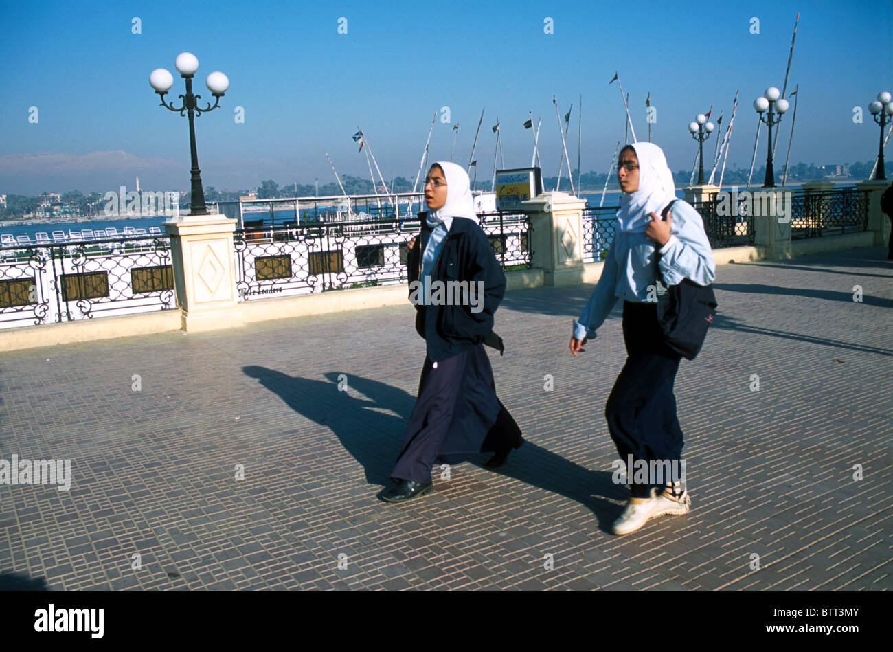 Egitto le donne a piedi la passeggiata lungo il Nilo A LUXOR Fotografia di © Julio Etchart Foto Stock