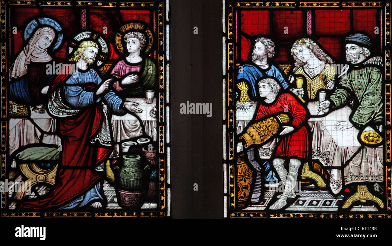 Una vetrata di Clayton & Bell che ritrae il matrimonio Party a Cana; Gesù è visto compiere il miracolo di trasformare l'acqua in vino. Foto Stock