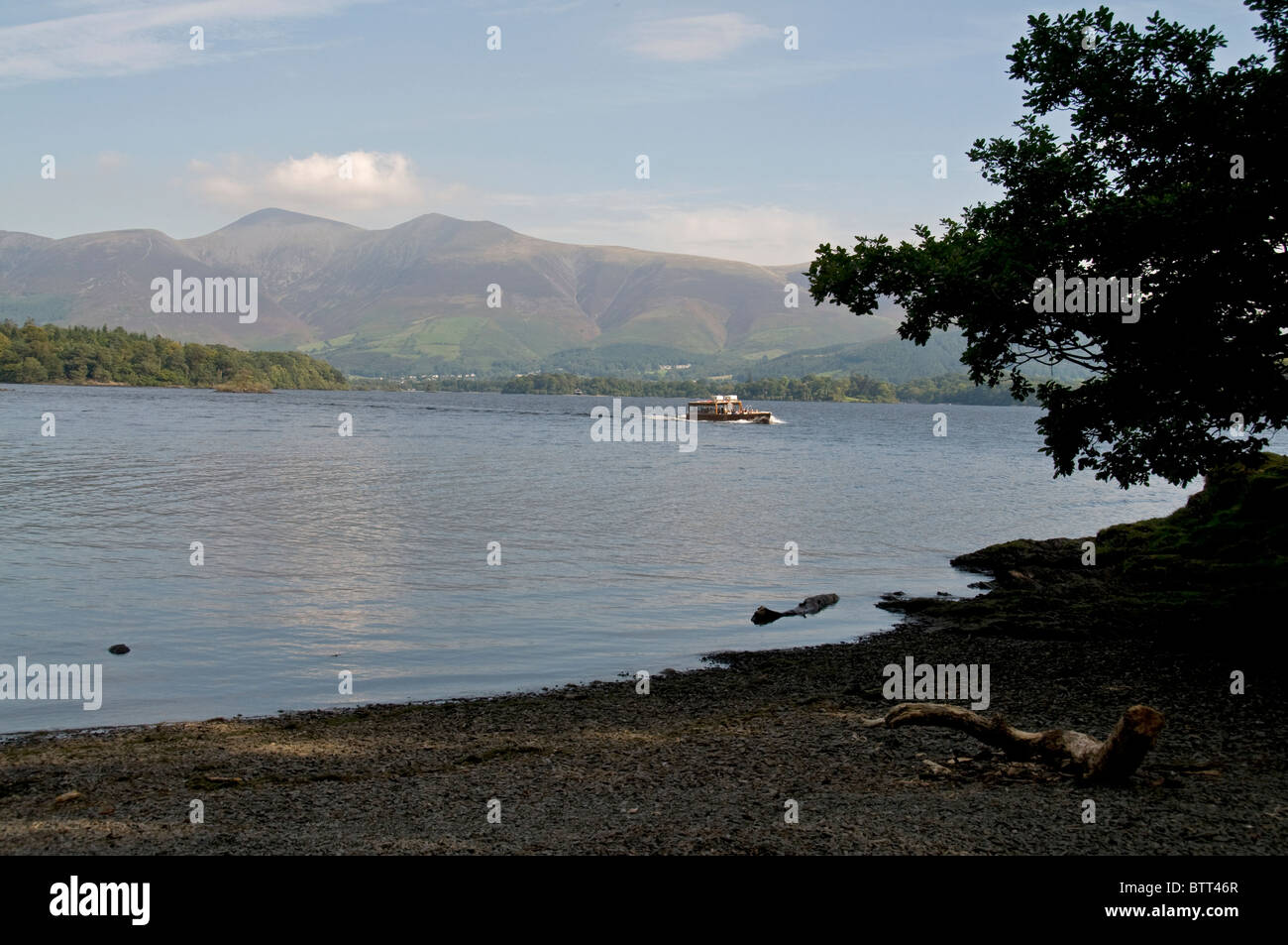 Vista di Skiddaw, la quarta montagna più alta della Gran Bretagna da Derwentwater nel Lake District, Cumbria, Gran Bretagna. Attraversando il lago si trova un'acqua di legno Foto Stock