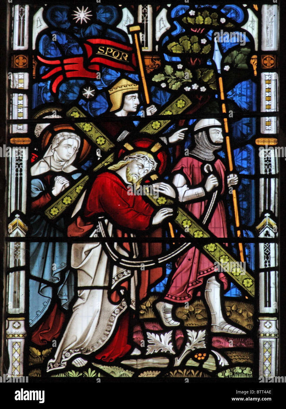 Una delle vetrate colorate raffiguranti scene della Passione di Cristo, la chiesa di San Giovanni Evangelista, Sutton Veny, Wiltshire Foto Stock