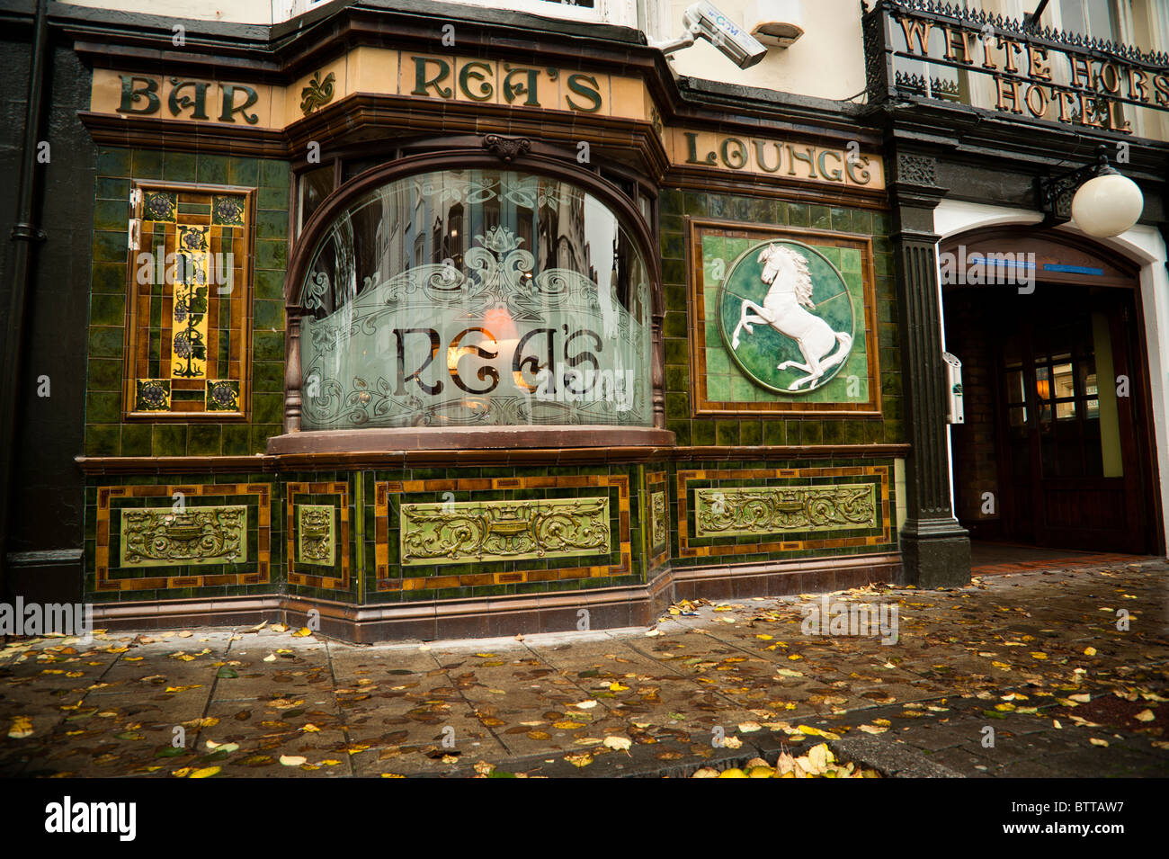 Il vecchio stile vittoriano facciata con piastrelle e finestra inciso di Rea's Bar lounge Aberystwyth Wales UK Foto Stock