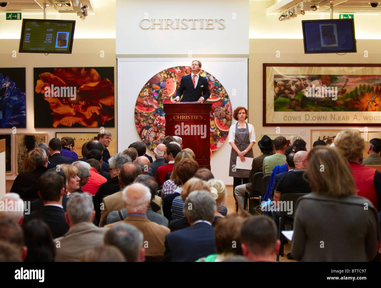 Londra, Regno Unito. Un Christies banditore durante la vendita di opere d'arte di uffici europei dell'ora fallimento Lehman Brothers. Foto Stock