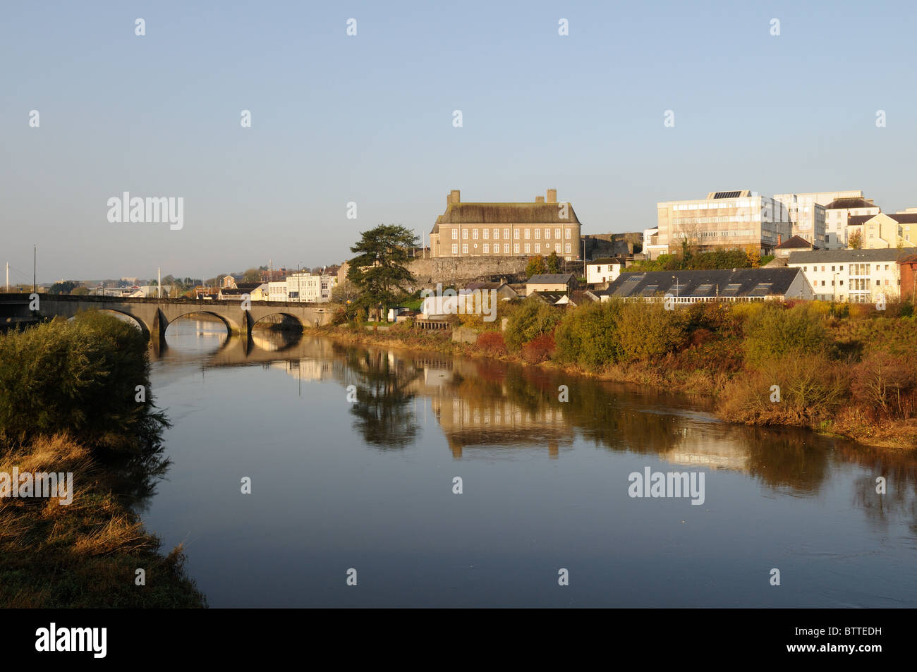 Carmarthen Town dal ponte Cynnwr su un inizio autunno mattina Carmarthenshire Galles Cymru REGNO UNITO GB Foto Stock