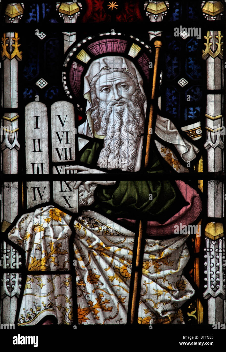 Una vetrata raffigurante Mosè tenendo le compresse con i Dieci Comandamenti, Heytesbury Chiesa, WARMINSTER, WILTSHIRE Foto Stock