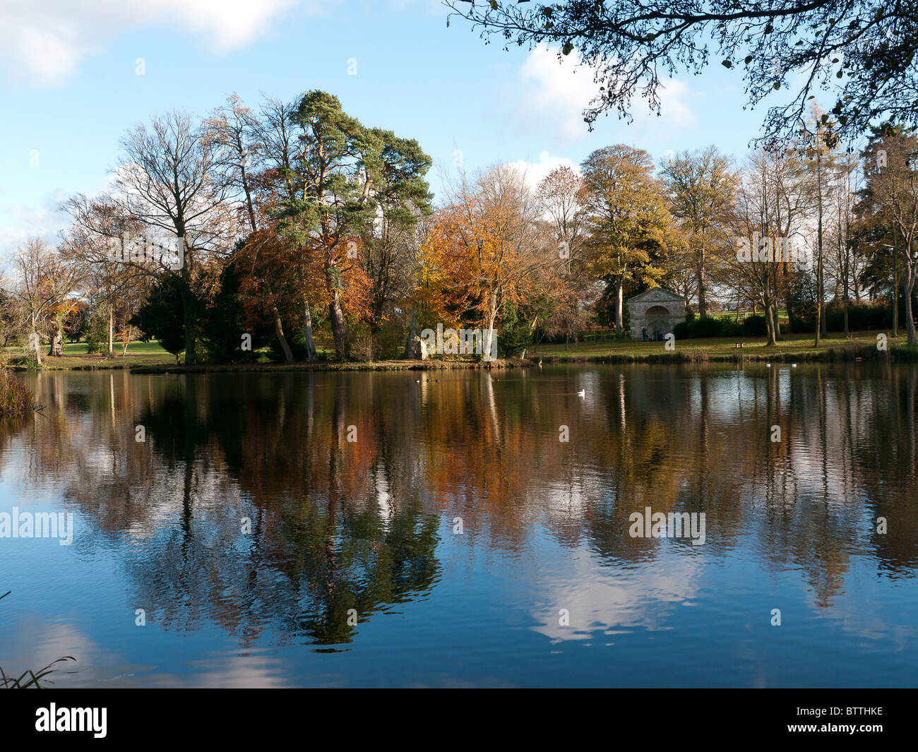 Riflessi di autunno nel lago a Stowe giardini paesaggistici e Buckingham, Bucks, Regno Unito Foto Stock