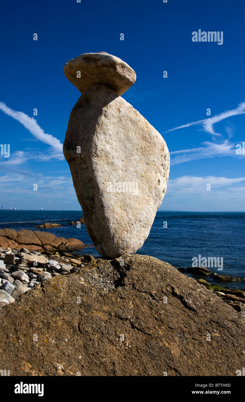 Pietra permanente di bilanciamento sulla roccia a Swanage, Dorset, Regno Unito Foto Stock