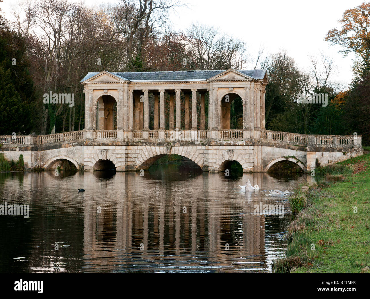 Palladin Bridge, a Stowe giardini paesaggistici e Buckingham, Bucks, Regno Unito Foto Stock