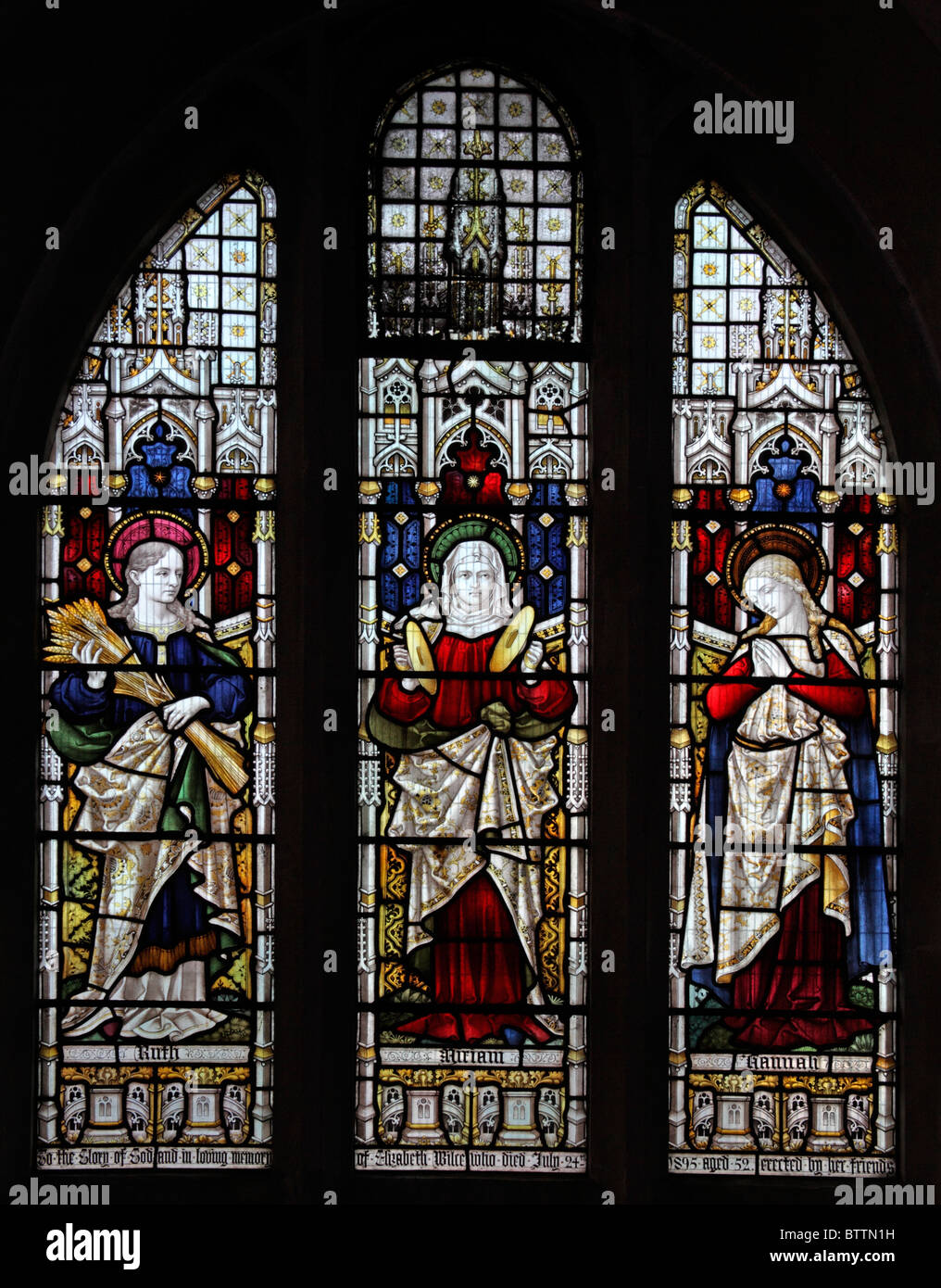 Una vetrata di Clayton & Bell raffigurante Ruth, Miriam e Hannah, la Chiesa di San Pietro e San Paolo, Heytesbury, Warminster, Wiltshire Foto Stock