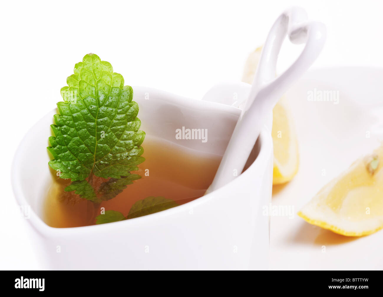 Tazza di tè verde con limone e menta Foto Stock