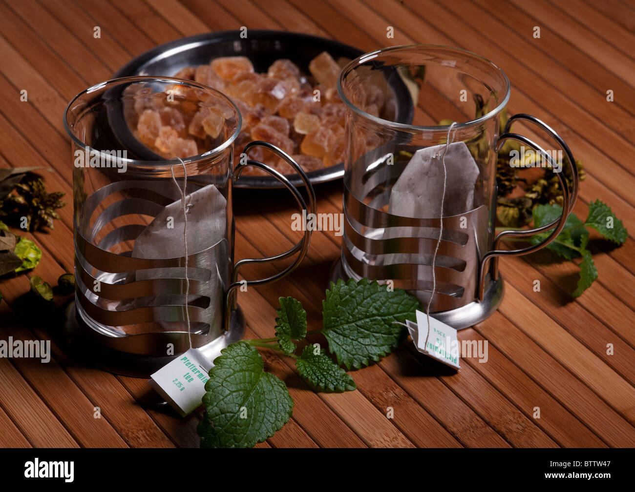 Due tazze di tè con zucchero di canna Foto Stock