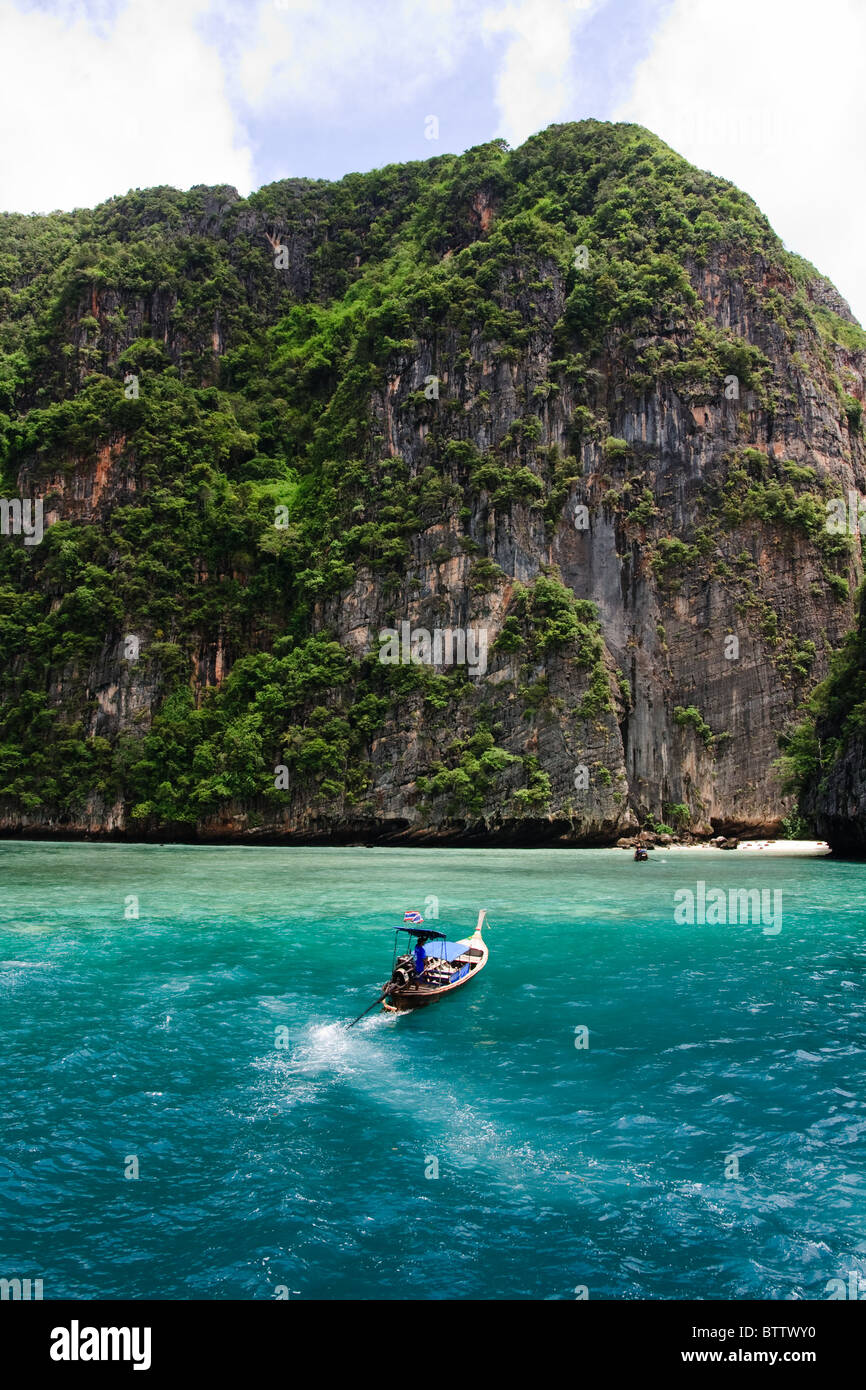 Barca dalla coda lunga in cristalline acque turchesi, Ko Phi Phi Lei, Thailandia Foto Stock