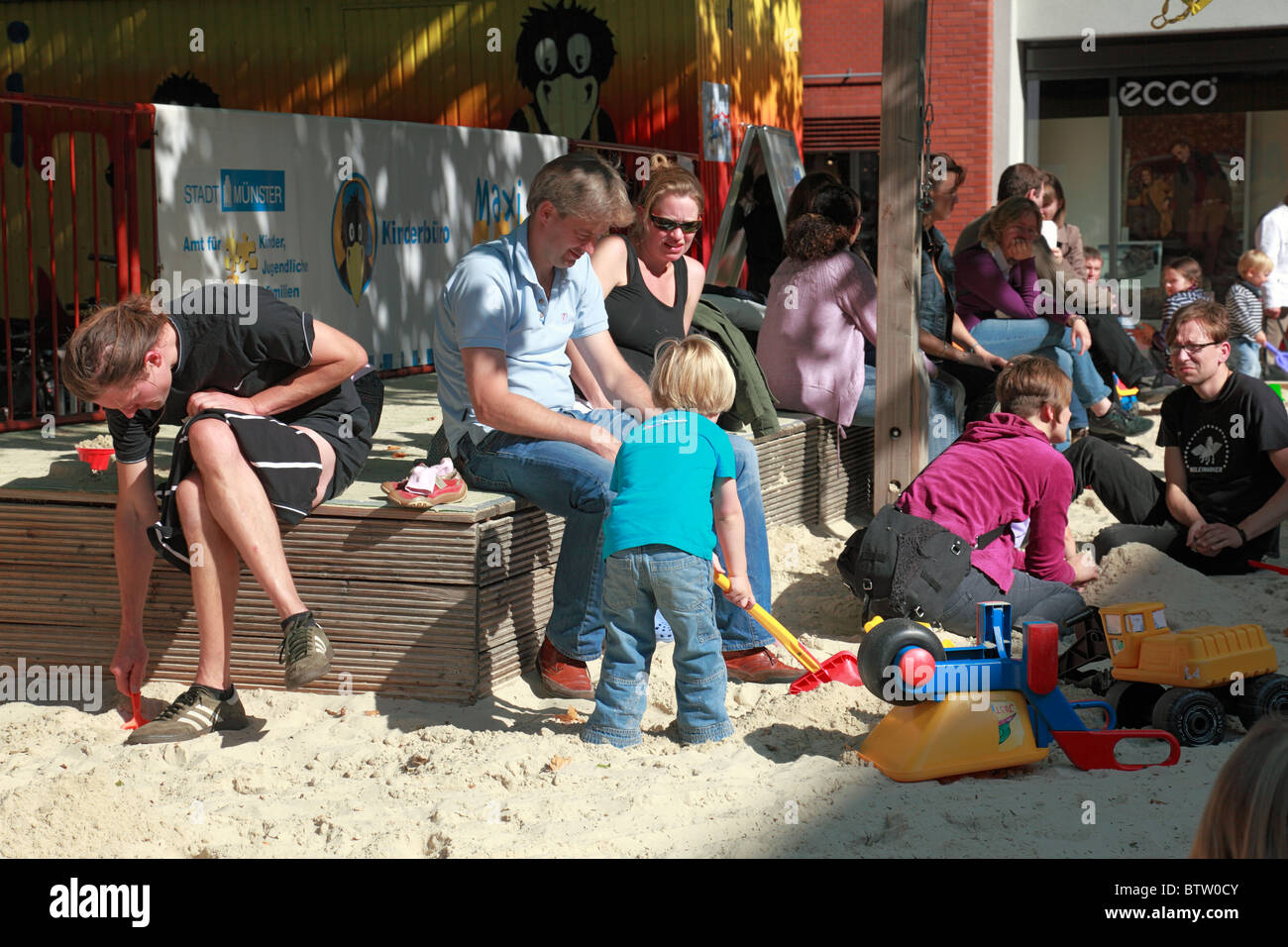 D-Muenster, Westfalia, Muensterland, Renania settentrionale-Vestfalia, Midtown, parco giochi, maxi sabbia, buca di sabbia per bambini e adulti Foto Stock