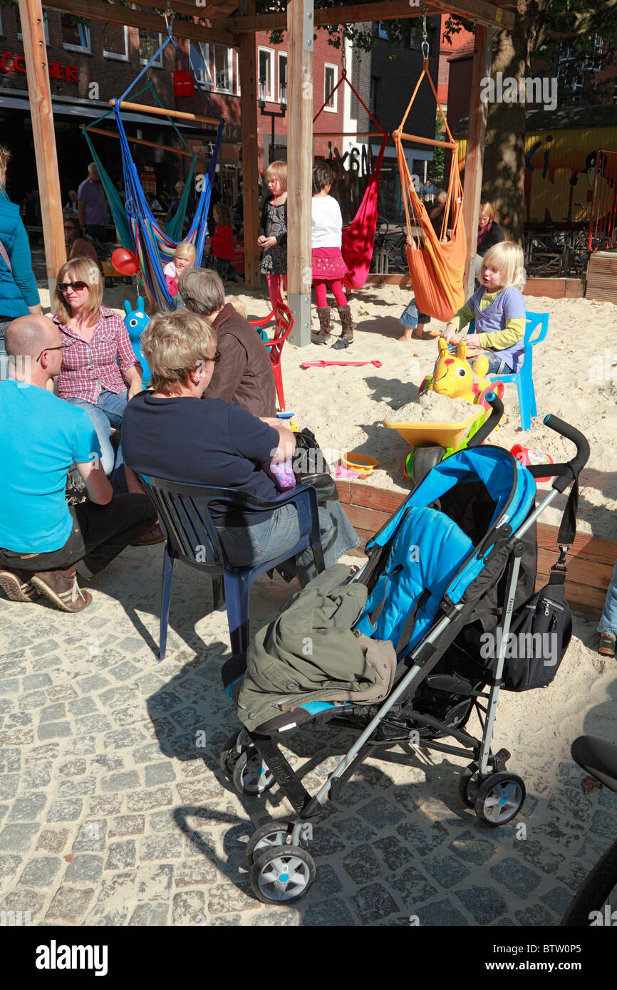 D-Muenster, Westfalia, Muensterland, Renania settentrionale-Vestfalia, Midtown, parco giochi, maxi sabbia, buca di sabbia per bambini e adulti Foto Stock