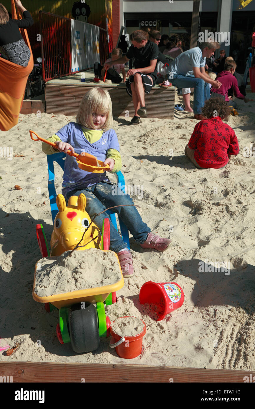 D-Muenster, Westfalia, Muensterland, Renania settentrionale-Vestfalia, Midtown, parco giochi, maxi sabbia, buca di sabbia per bambini e adulti Foto Stock