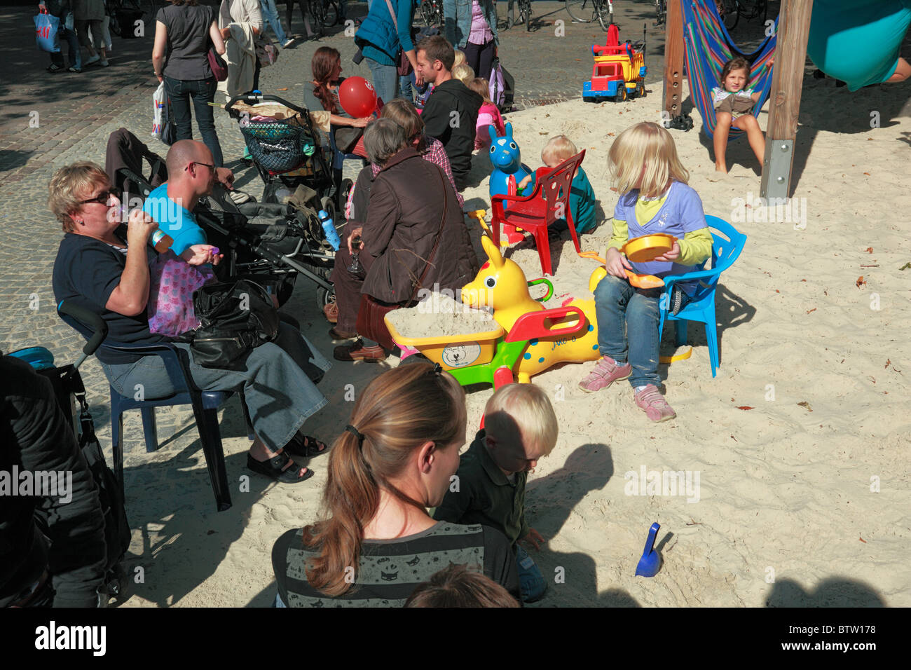 D-Muenster, Westfalia, Muensterland, Renania settentrionale-Vestfalia, Midtown, parco giochi, maxi sabbia, buca di sabbia per bambini e adulti Foto Stock