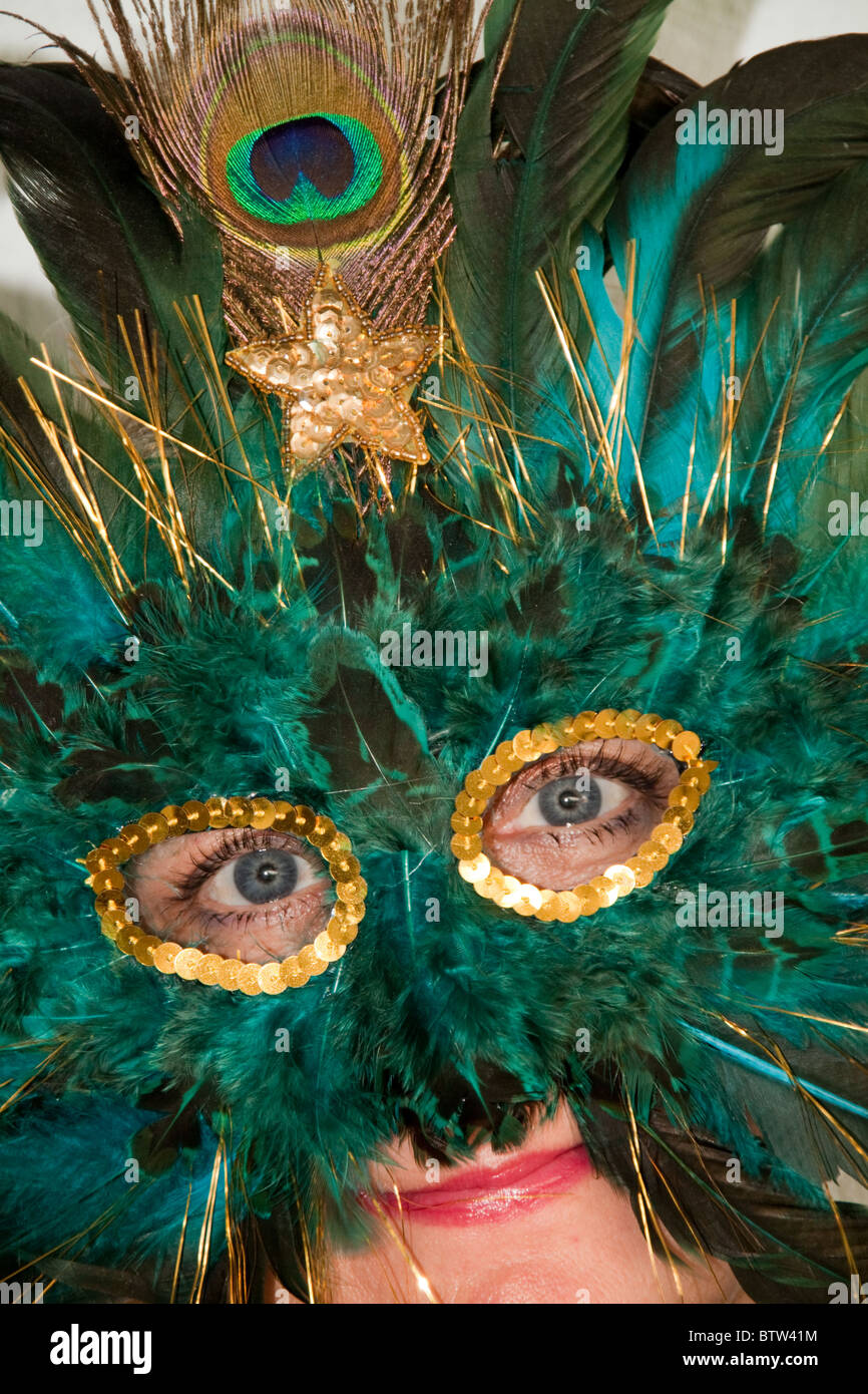 Mardis Gras o Festival morbidezza maschera indossata da donna con occhi blu Foto Stock