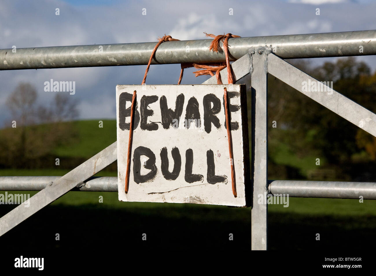 7.11.2010 Fate attenzione al segno di Bull appeso su una porta di campo Foto Stock