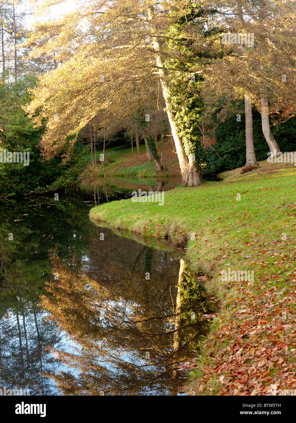 Autunno riflessioni di Stowe giardini paesaggistici e Buckingham, Bucks, Regno Unito Foto Stock