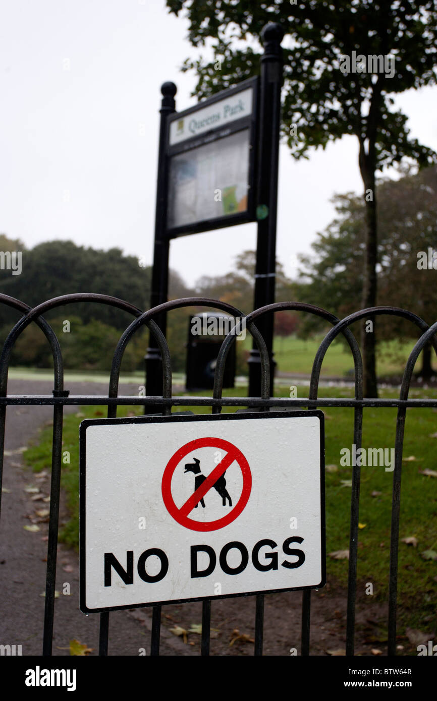 I cani non segno attaccato ad un cancello in Queens Park, Brighton East Sussex, Regno Unito. Foto Stock