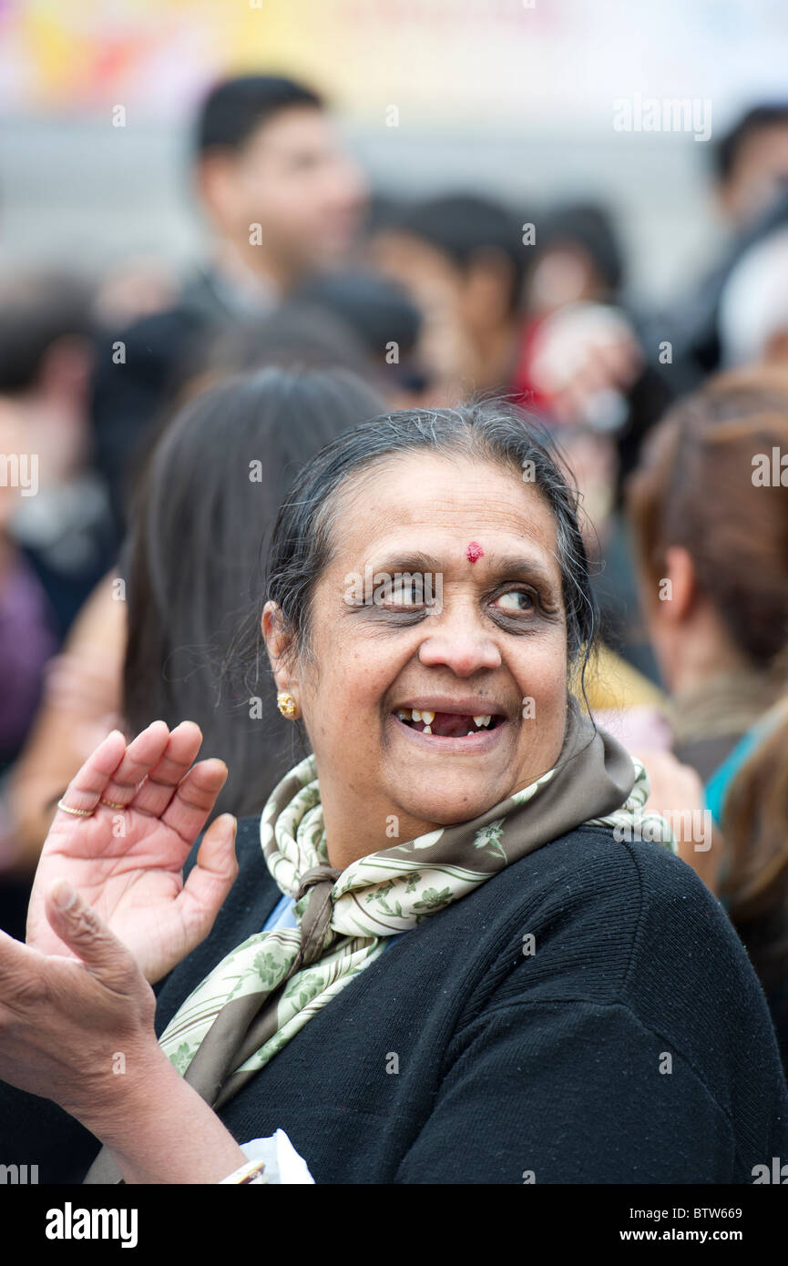 Messa a fuoco selettiva su asiatici femmina indiano godendo il Diwali Festival in Trafalgar Square, Londra, Foto Stock