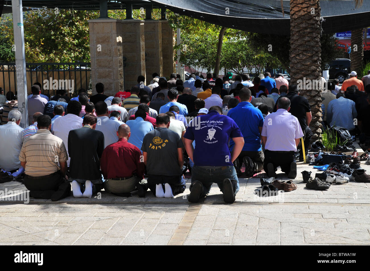 Israele, Nazareth un folto gruppo di musulmani in preghiera Foto Stock