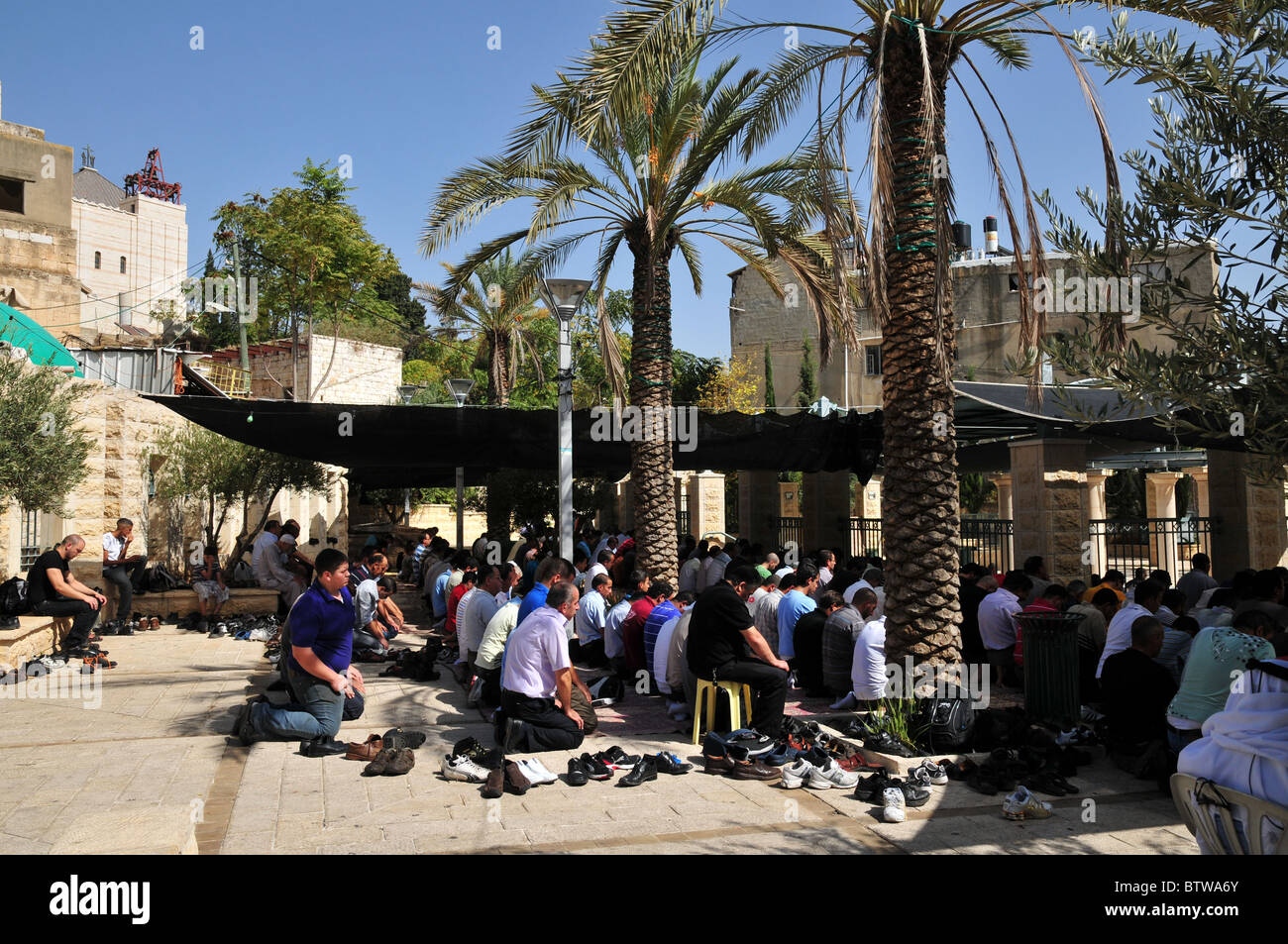 Israele, Nazareth un folto gruppo di musulmani in preghiera Foto Stock