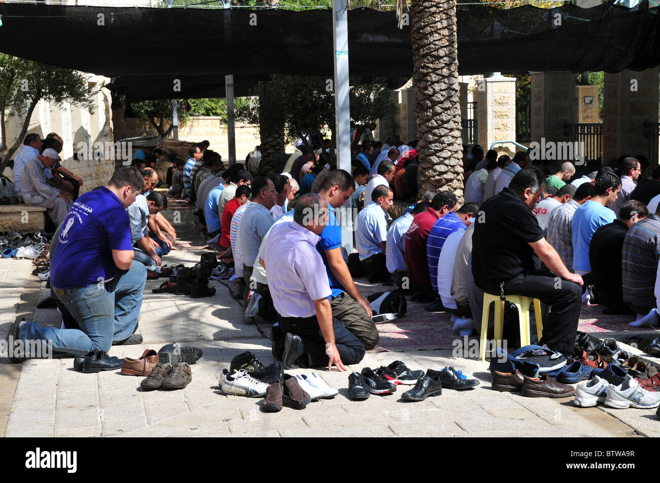 Israele, Nazareth un folto gruppo di musulmani in preghiera Foto Stock