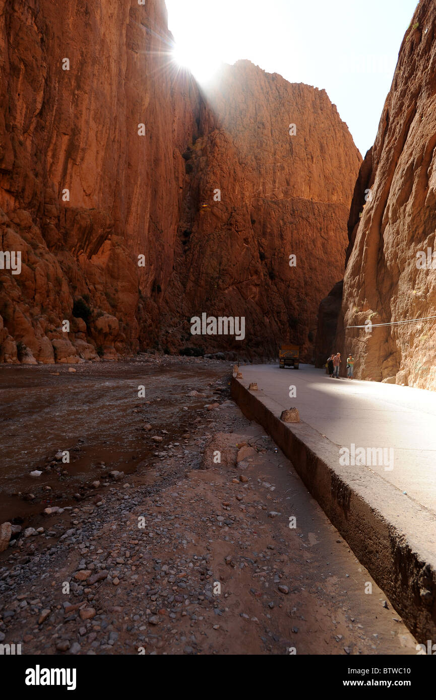 Le gigantesche pareti di roccia del Todra Gorge vicino a Tinerhir nel sud del Marocco. Foto Stock