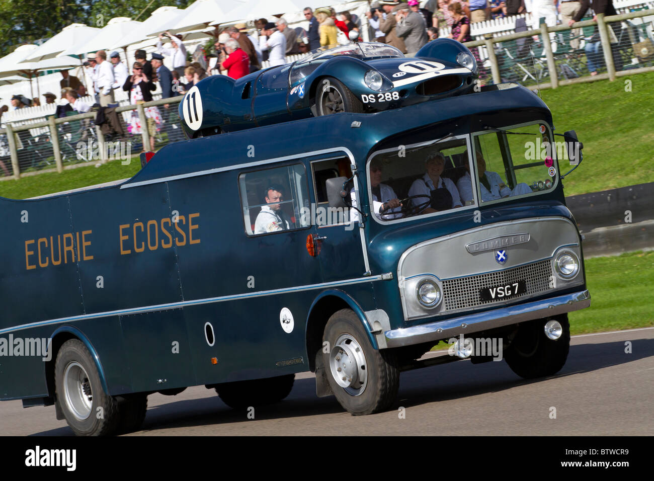 1959 Commer Ecurie Ecosse Team Transporter con Coventry Climax DS288 al 2010 Goodwood, Sussex, Inghilterra, Regno Unito. Foto Stock