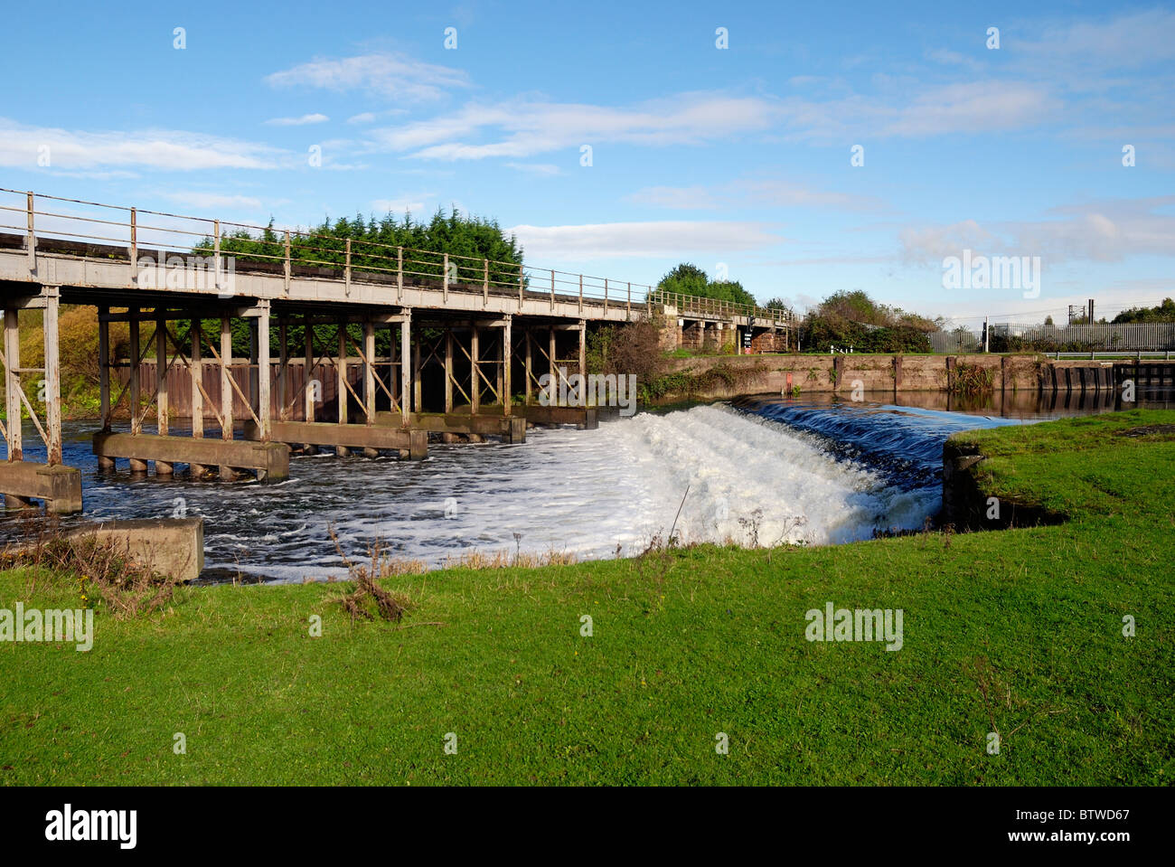 Nether bloccare weir NEWARK ON TRENT nottinghamshire England Regno Unito Foto Stock