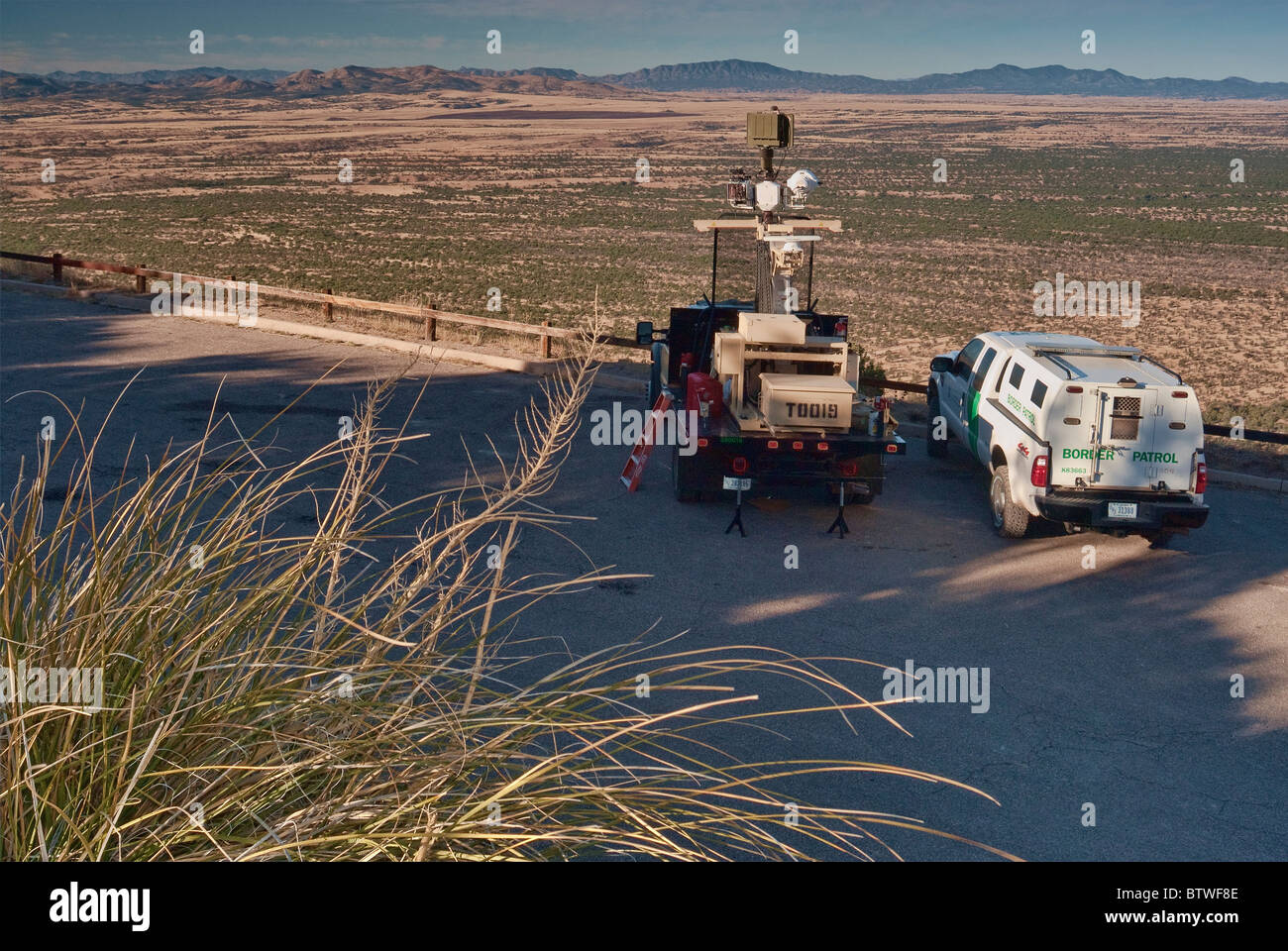Pattuglia di Confine veicolo senza equipaggio con sensori a infrarossi per rilevare gli stranieri illegali e trafficanti di droga a Montezuma Pass, Arizona, Stati Uniti d'America Foto Stock