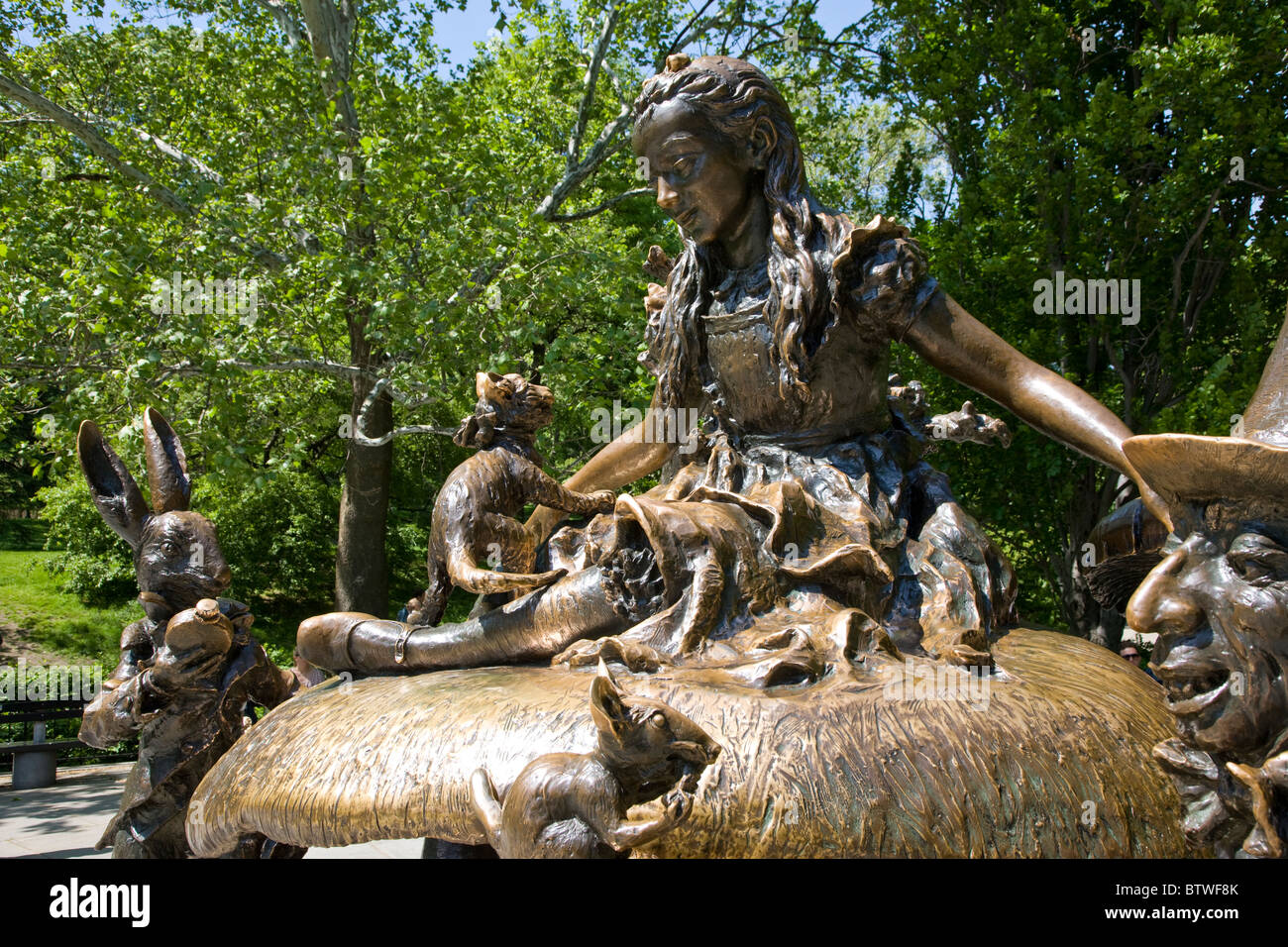 Alice nel Paese delle Meraviglie statua a metà del quadrante di parcheggio nel parco centrale Foto Stock