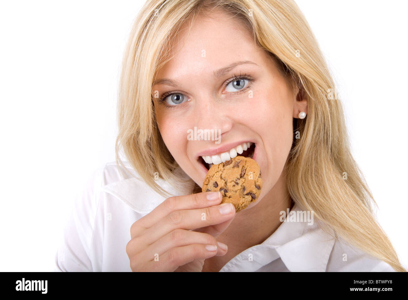 Donna di mangiare i cookie Foto Stock