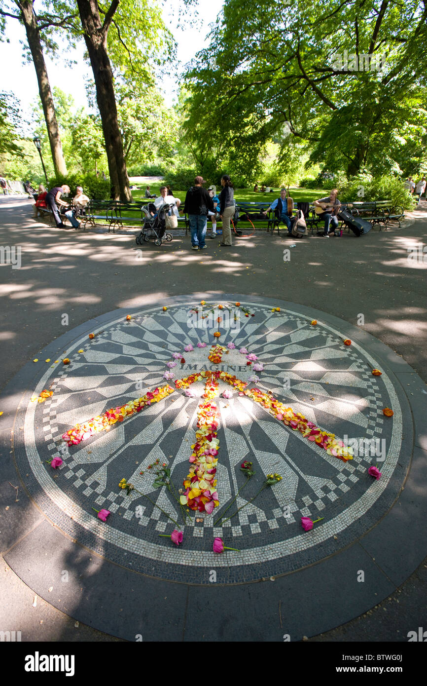 John Lennon tributo in Strawberry Fields a metà del quadrante di parcheggio nel parco centrale Foto Stock