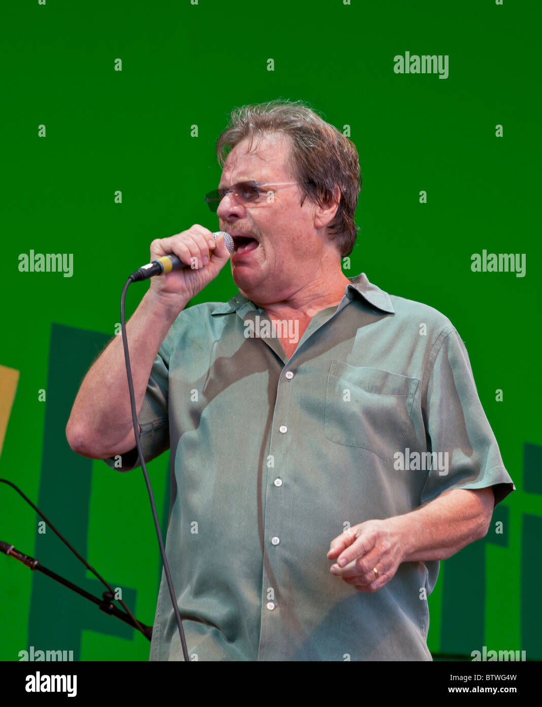 DELBERT MCCLINTON canta su Jimmy Lyons tappa - 2010 MONTEREY JAZZ FESTIVAL, CALIFORNIA Foto Stock